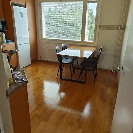 Zoneb For One To Five Persons And 20min By Train From Airport And Helsinki And One Car Park Apartment *