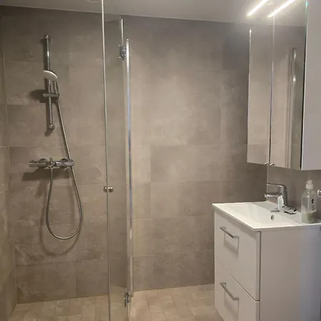 Zoneb For One To Five Persons And 20min By Train From Airport And Helsinki And One Car Park Apartment Vantaa